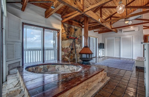 Cutthroat Harbor Estates Maison | The Blue Pearl: Spacious Open Water Retreat, Stunning Sunsets, Boat Bar, Room for Everyone & Fido!