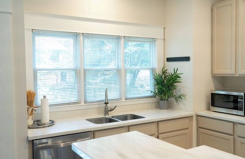 East Side Maison | The Blue Sapphire, Charming 2BR/2.5 Bath House in Historic Grant Park/Atlanta!