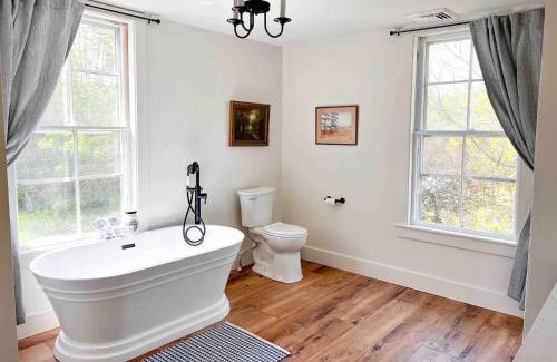 Sebago Maison | The Blueberry House - Spacious, Family & Pet-Friendly Retreat near Sebago Lake