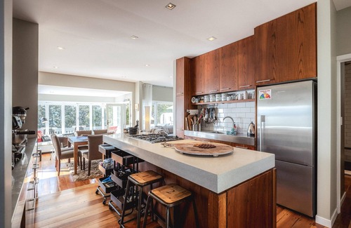 Waiheke Island Maison | The Boat House at Arran Bay - The Boat House at Arran Bay is a spectacular family holiday home in Arran Bay. With 4 bedrooms, plus caravan sleepout,it can sleep up to 8 adults and 12 guests in total.