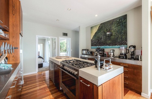 Waiheke Island Maison | The Boat House at Arran Bay - The Boat House at Arran Bay is a spectacular family holiday home in Arran Bay. With 4 bedrooms, plus caravan sleepout,it can sleep up to 8 adults and 12 guests in total.