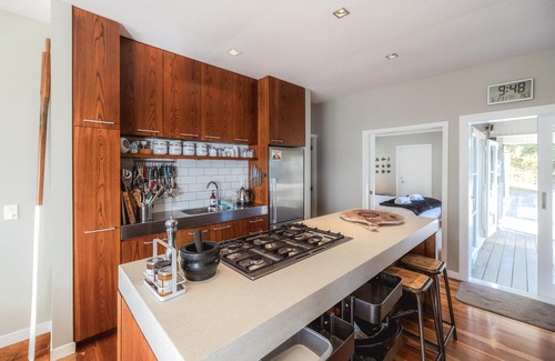 Waiheke Island Maison | The Boat House at Arran Bay - The Boat House at Arran Bay is a spectacular family holiday home in Arran Bay. With 4 bedrooms, plus caravan sleepout,it can sleep up to 8 adults and 12 guests in total.