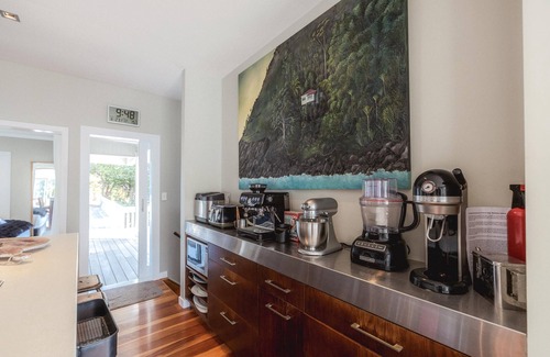 Waiheke Island Maison | The Boat House at Arran Bay - The Boat House at Arran Bay is a spectacular family holiday home in Arran Bay. With 4 bedrooms, plus caravan sleepout,it can sleep up to 8 adults and 12 guests in total.