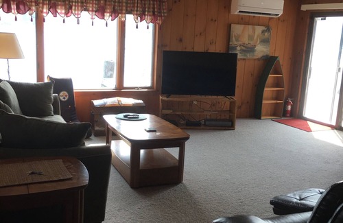 Shawanese Maison | The Boathouse at Harveys Lake