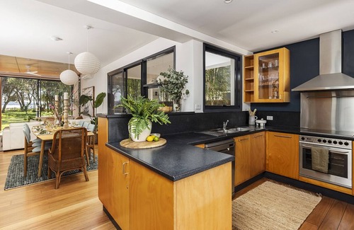 Corlette Maison | The Boathouse on the Beach - Contemporary Waterfront Holiday Home