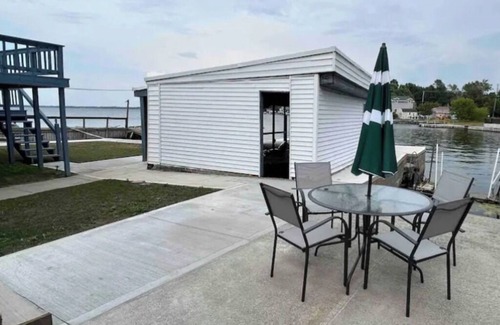 Limerick Maison | The Boathouse: Peaceful lakefront home with protective boathouse.
