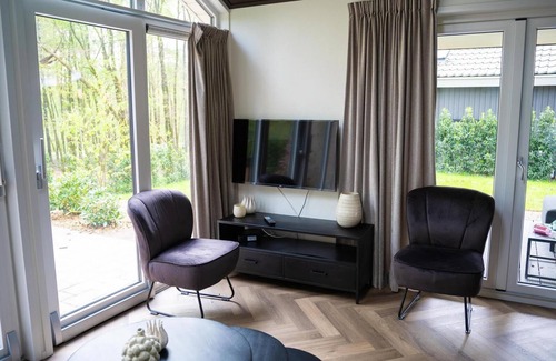 Rhenen Maison | The Boscottage, with hot tub for 4 people is located on forest edge of our park.