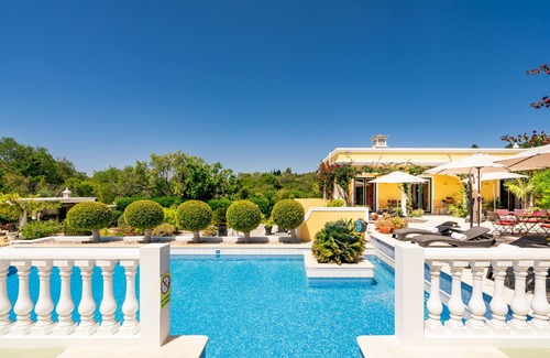 Loule Villa | Le BougainVilla est situé en privé et un joyau absolu en Algarve.