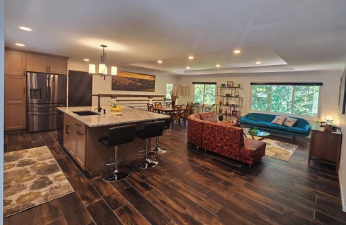 Manhattan Maison | The Bradley House - Beautiful & Spacious Home - Near Campus & Stadium