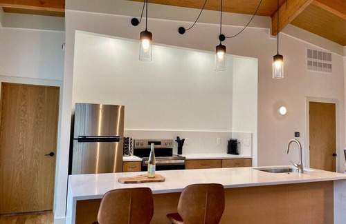McArthur Cabine | The Briar House-brand new modern, luxurious, romantic cabin w/ hot tub & trails!