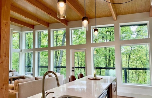 McArthur Cabine | The Briar House-brand new modern, luxurious, romantic cabin w/ hot tub & trails!