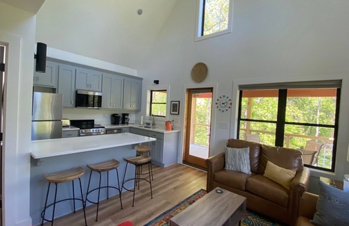 Saint Andrews Maison | The Bright House is a newly constructed house in the Sewanee Village District.