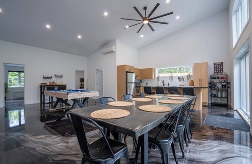 La Patrie Maison | The Bright Star |Hot Tub| Pool Table | Pool |River