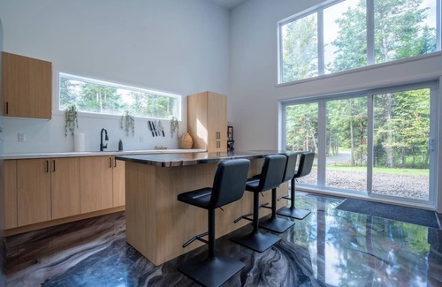 La Patrie Maison | The Bright Star |Hot Tub| Pool Table | Pool |River