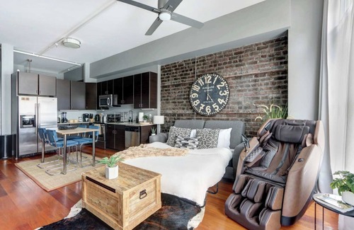 Yamacraw Village Copropriété | The Broughton Noir, Chic | Comfortable | Cozy