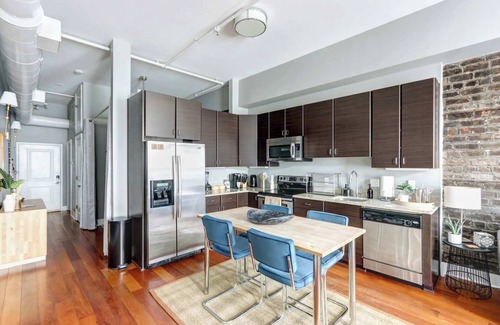 Yamacraw Village Copropriété | The Broughton Noir, Chic | Comfortable | Cozy