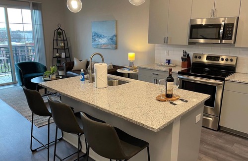 Columbus Appartement | The Buckeye Bungalow | Garage | Walk-In Shower!