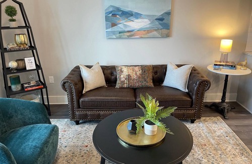 Columbus Appartement | The Buckeye Bungalow | Garage | Walk-In Shower!