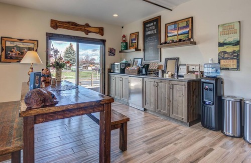 Sisters Appartement | “The Buffalo Bungalow” - Sisters Bunkhouse DOWNTOWN