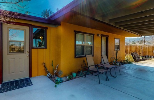 Joshua Tree Maison | Le bungalow au centre-ville de Joshua Tree - Un bungalow rénové du milieu du siècle