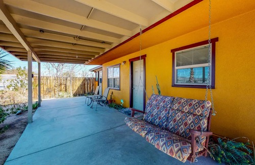 Joshua Tree Maison | Le bungalow au centre-ville de Joshua Tree - Un bungalow rénové du milieu du siècle