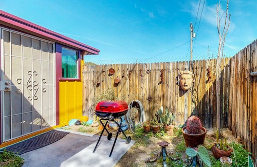 Joshua Tree Maison | Le bungalow au centre-ville de Joshua Tree - Un bungalow rénové du milieu du siècle