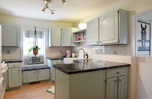 Park Point Maison | The Bunk House - Park Point Cottage - Stones Throw from the Beach and Canal Park