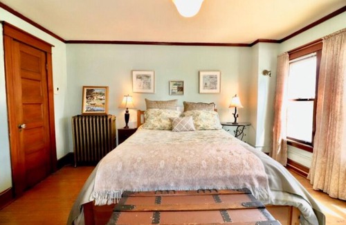 Downtown Niagara Falls Lit Et Petit-Déjeuner | The Burd Room w/ queen bed