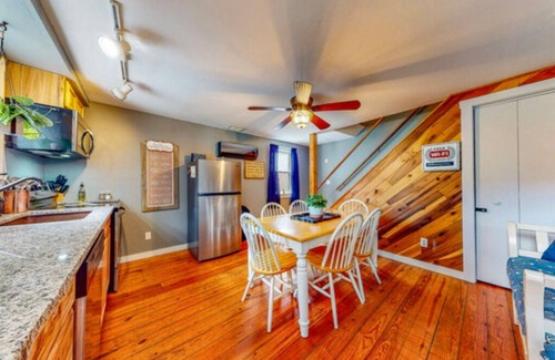Augusta Cabine | Adorable cabine, à quelques pas de la rivière Ohio: bain à remous, foyer et cuisine complète