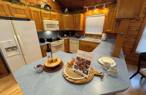 Mooringsport Cabine | The Cabin at Caddo Crossing - for the vibe of an old-time lodge on the bayou!