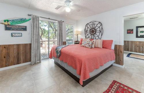 Yacht Harbor Maison | The Cabin on Lake Travis