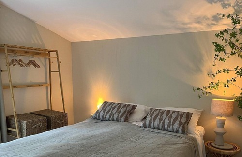 Wilsum Cabine | The Cabin on the Hill is situated among the birch trees on a hill with unobstructed views on all sides.