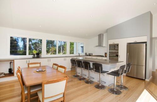 Callala Bay Maison | The Cabin - Waterfront with Fireplace - 5 mins to the Bay