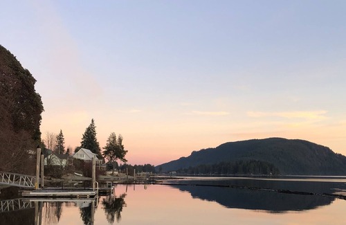 Youbou Maison | The Cabin with the Yellow Door on Beautiful Lake Cowichan