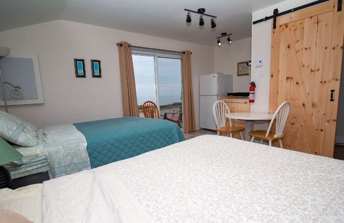 Pointe-au-Pere Chalet De Ski | The Cabines du Phare are located in Rimouski by the sea. They are composed of te