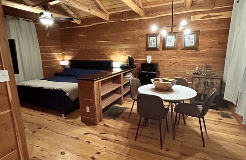 Georgetown Cabine | The Cabins at Angel Springs - Woodland