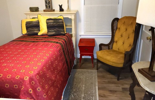 Mobile Lit Et Petit-Déjeuner | The Camelot House 3 Bedroom Home and Entertainment Loft