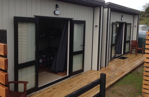 Cooks Beach Cabine | Les vacances d'antan au camp à la plage Cooks