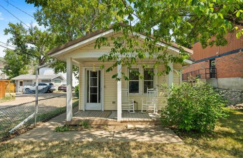 Drumheller Maison | The Canary 2BR Gem in Downtown Drumheller