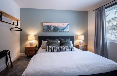 Revelstoke Cabine | The CAPOW House | Revelstoke Adventure Center | 1 Minute From Ski Hill
