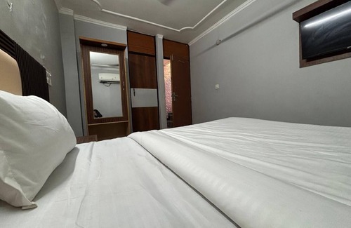 Delhi Maison | The Capstone
