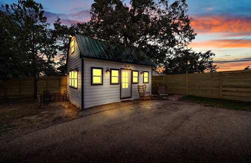 Waco Cabine | The Carriage House- Romantic Getaway