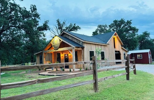 Waco Cabine | The Carriage House- Romantic Getaway
