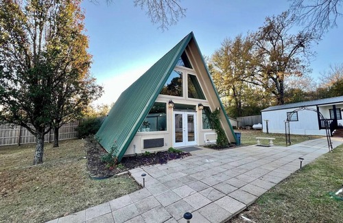 Canton Maison | Charming house that sleeps 9, with WiFi, AC, pool/jacuzzi access in Canton, TX!