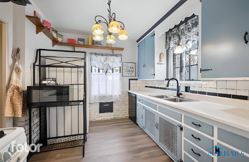Ottawa Maison | The Castle is back! 4 BR/3.5 BA, Game Room! 1 mile from University of Toledo!