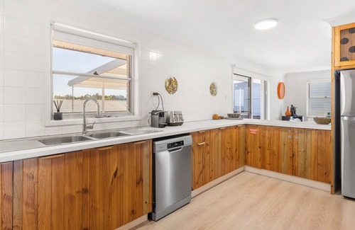 Culburra Beach Maison | The Castle - Pet Friendly - Absolute Beachfront