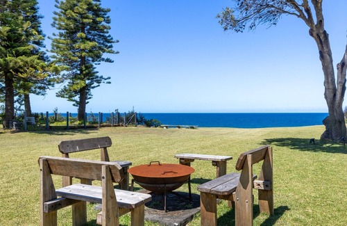 Culburra Beach Maison | The Castle - Pet Friendly - Absolute Beachfront