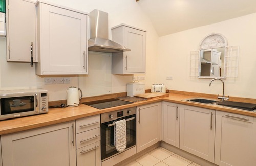 Biddestone Cottage | THE CATTLE BYRE, romantic, character holiday cottage in Corsham