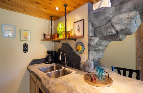 Wildwood Cottage | La caverne sur le vert. Une maison unique sculptée à la main. Calme, superbes vues