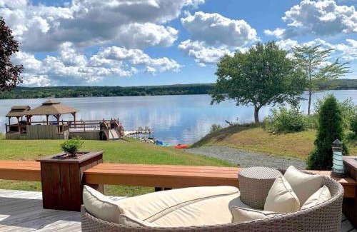 Salmon River Road Maison | The Cedar at Mira Riverfront Getaway